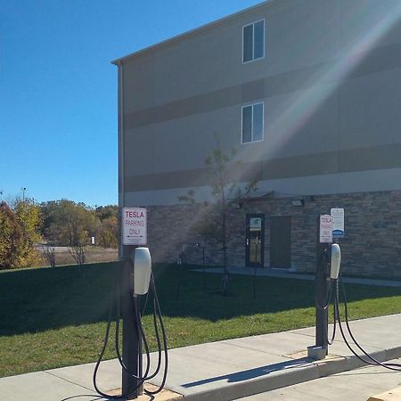 Comfort Inn & Suites Near Bethel College Newton Екстериор снимка