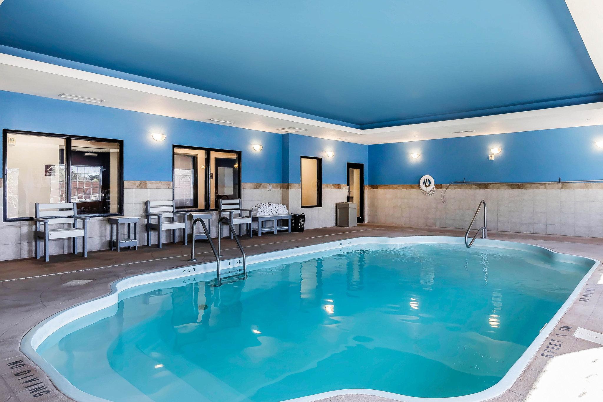 Comfort Inn & Suites Near Bethel College Newton Екстериор снимка
