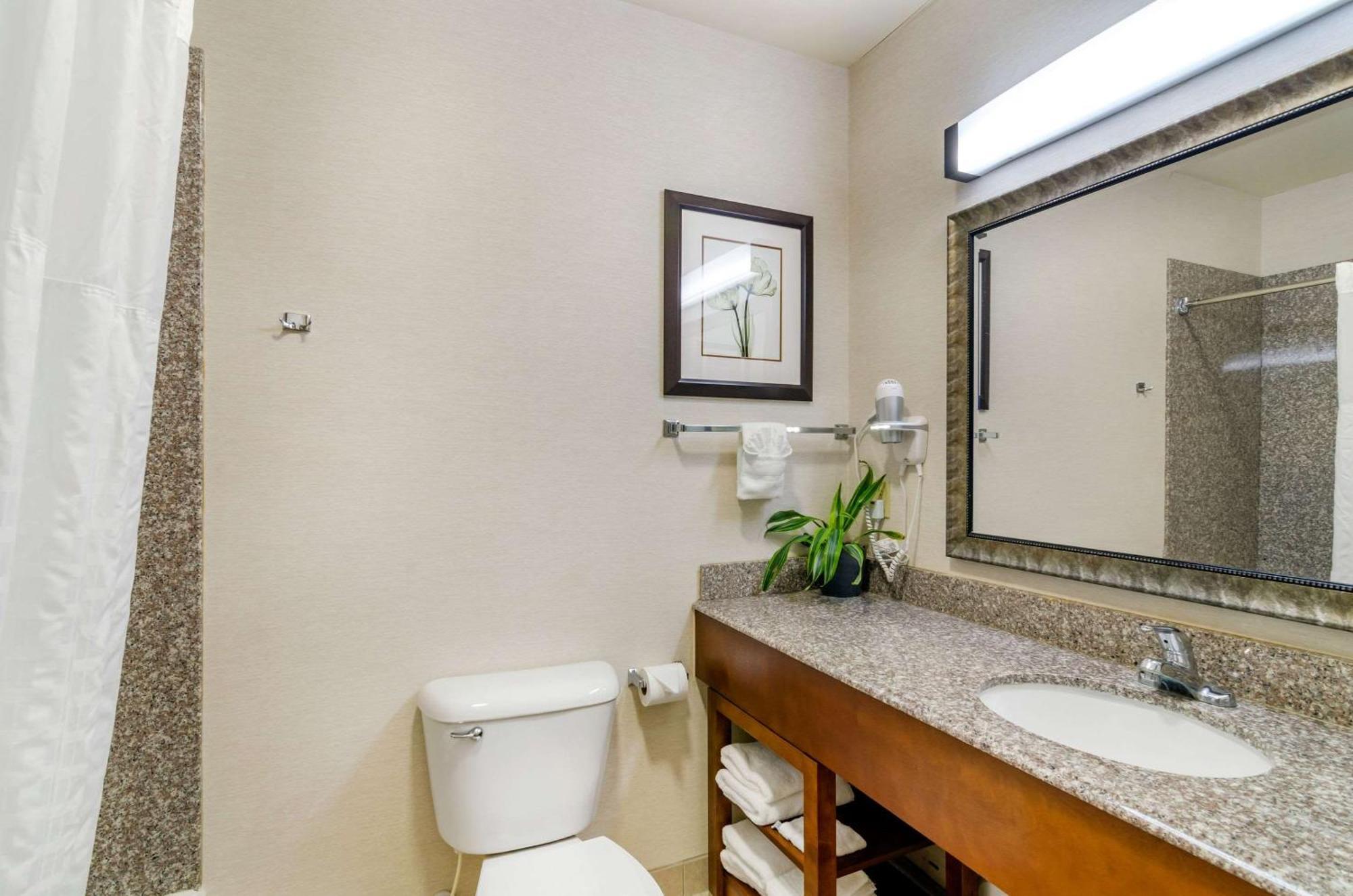 Comfort Inn & Suites Near Bethel College Newton Екстериор снимка