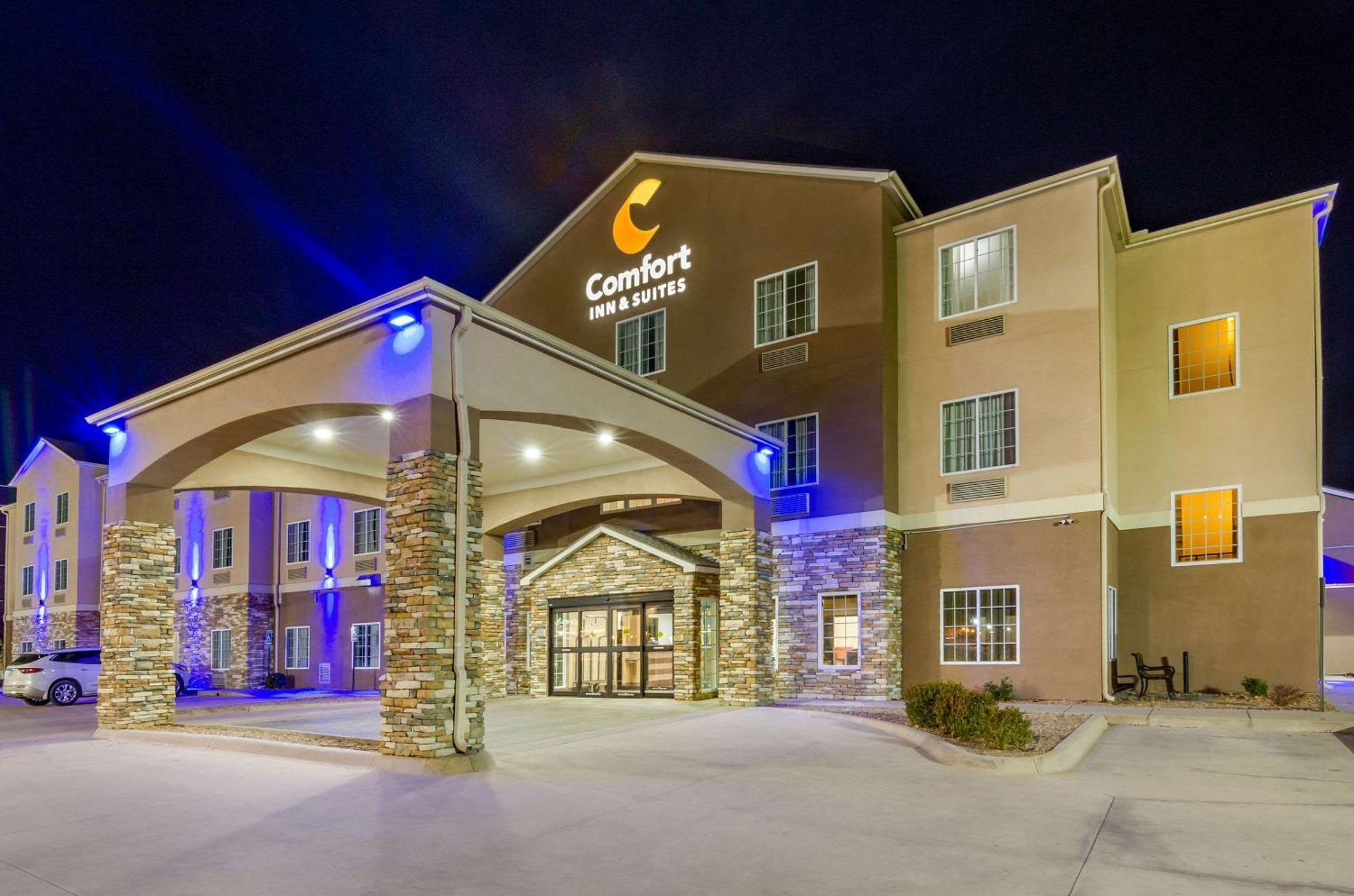 Comfort Inn & Suites Near Bethel College Newton Екстериор снимка