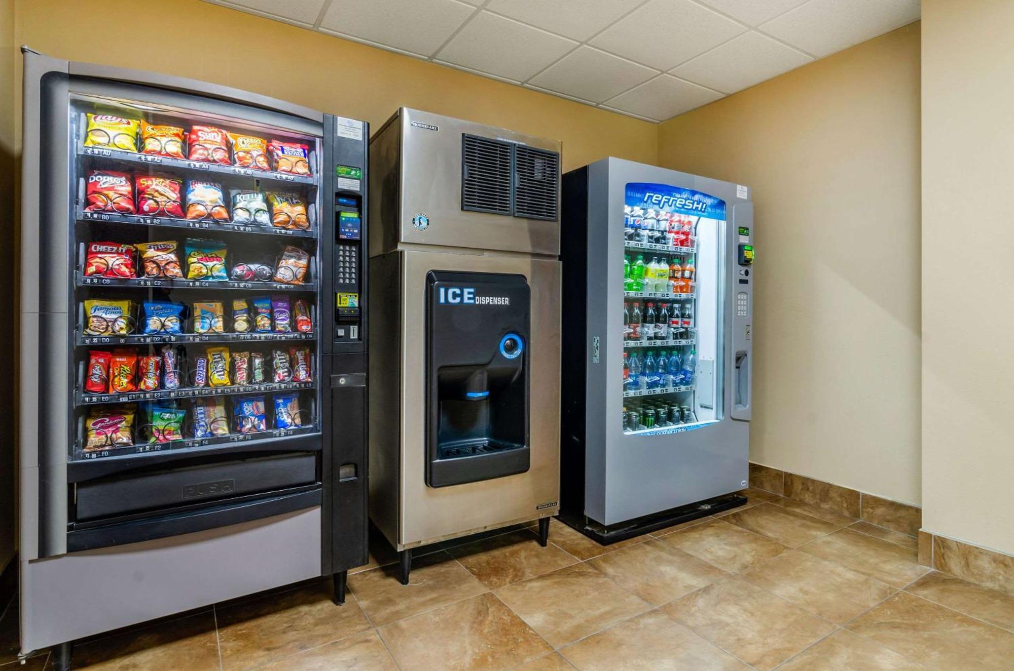 Comfort Inn & Suites Near Bethel College Newton Екстериор снимка