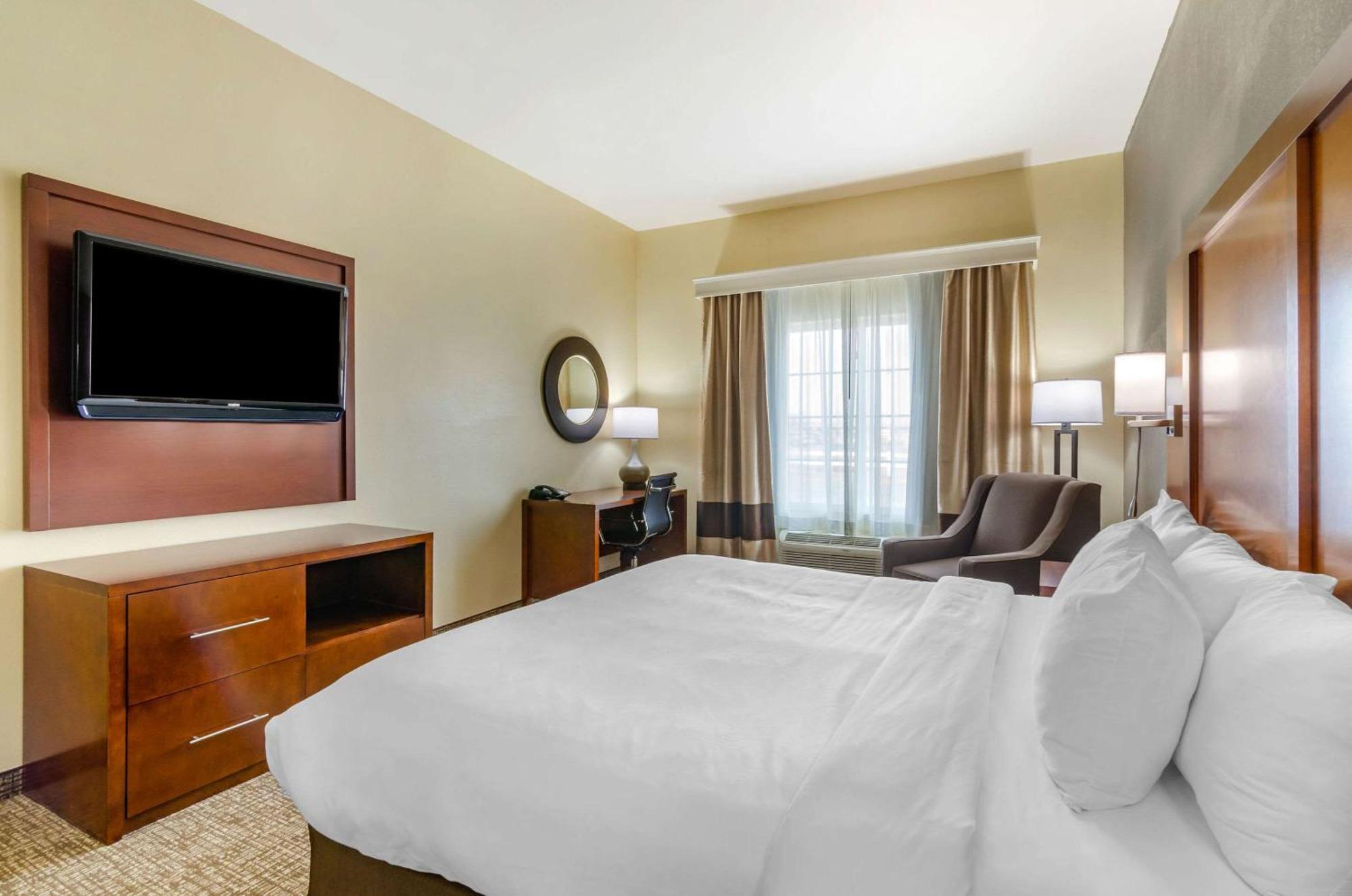 Comfort Inn & Suites Near Bethel College Newton Екстериор снимка
