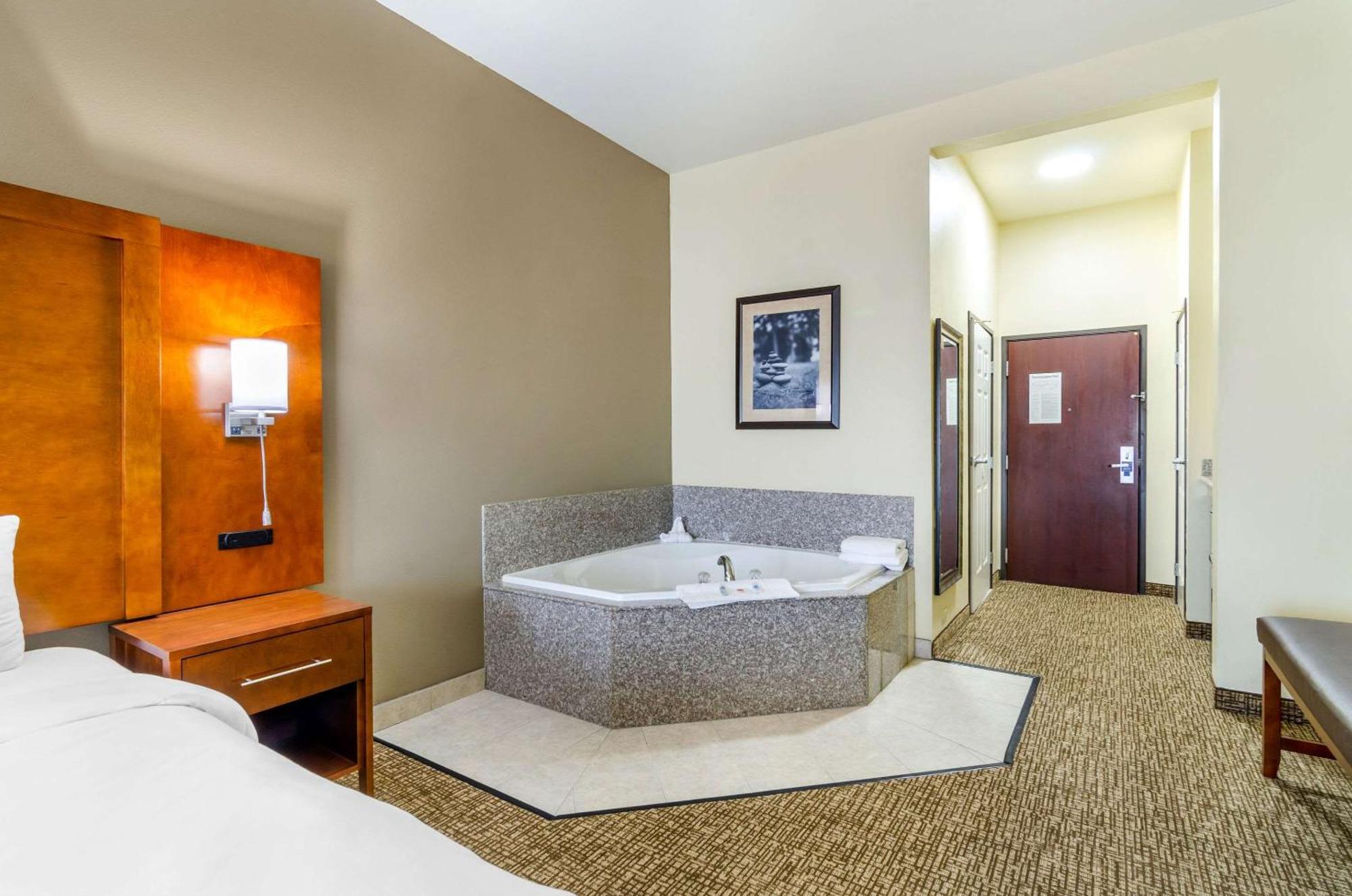 Comfort Inn & Suites Near Bethel College Newton Екстериор снимка