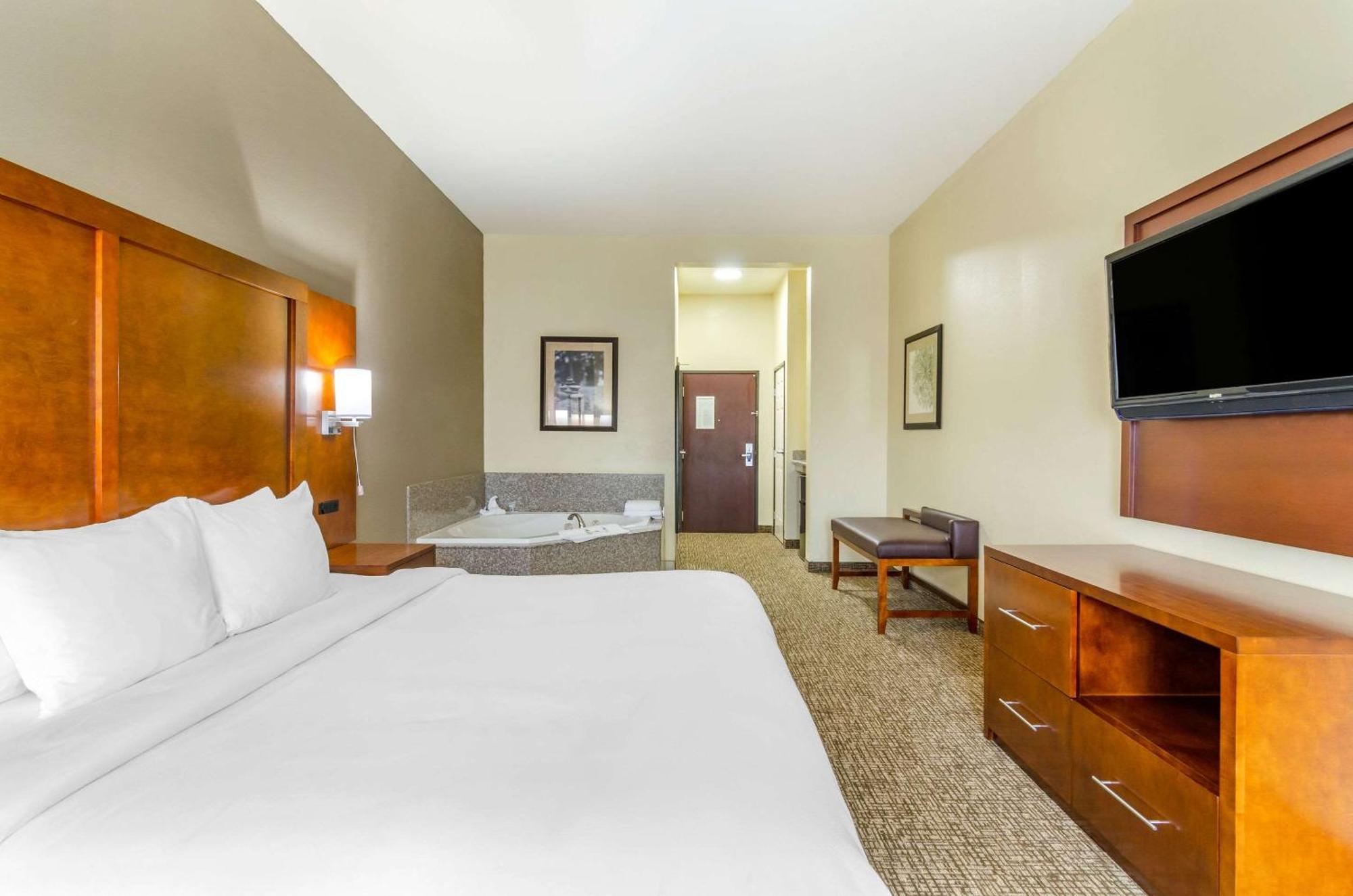 Comfort Inn & Suites Near Bethel College Newton Екстериор снимка
