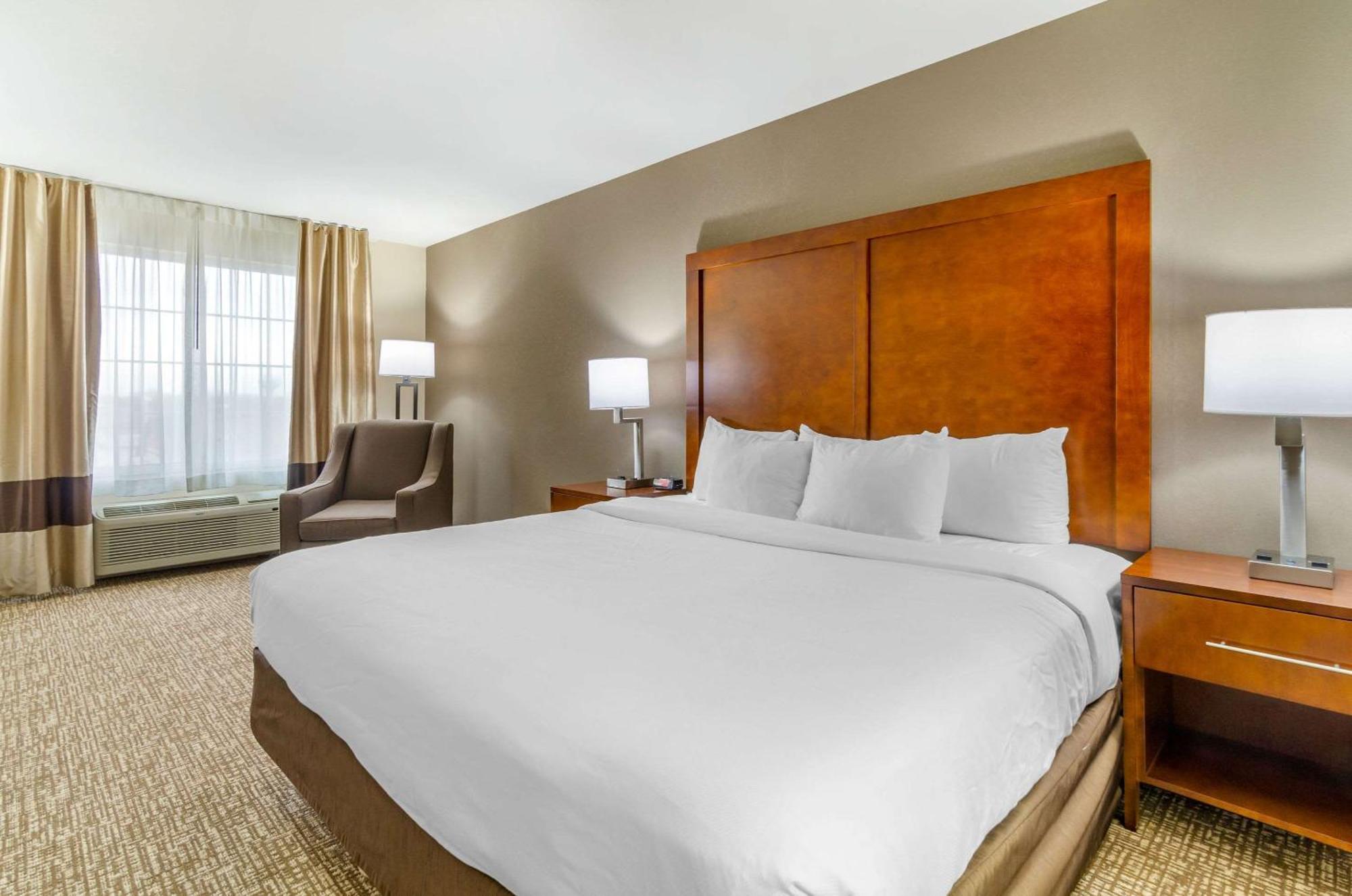Comfort Inn & Suites Near Bethel College Newton Екстериор снимка