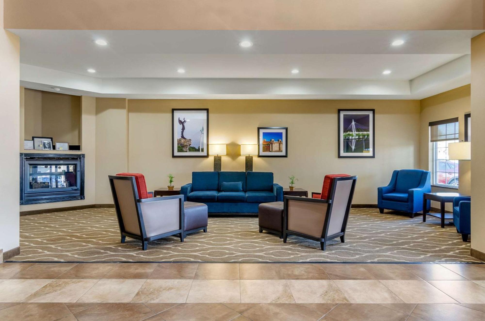 Comfort Inn & Suites Near Bethel College Newton Екстериор снимка