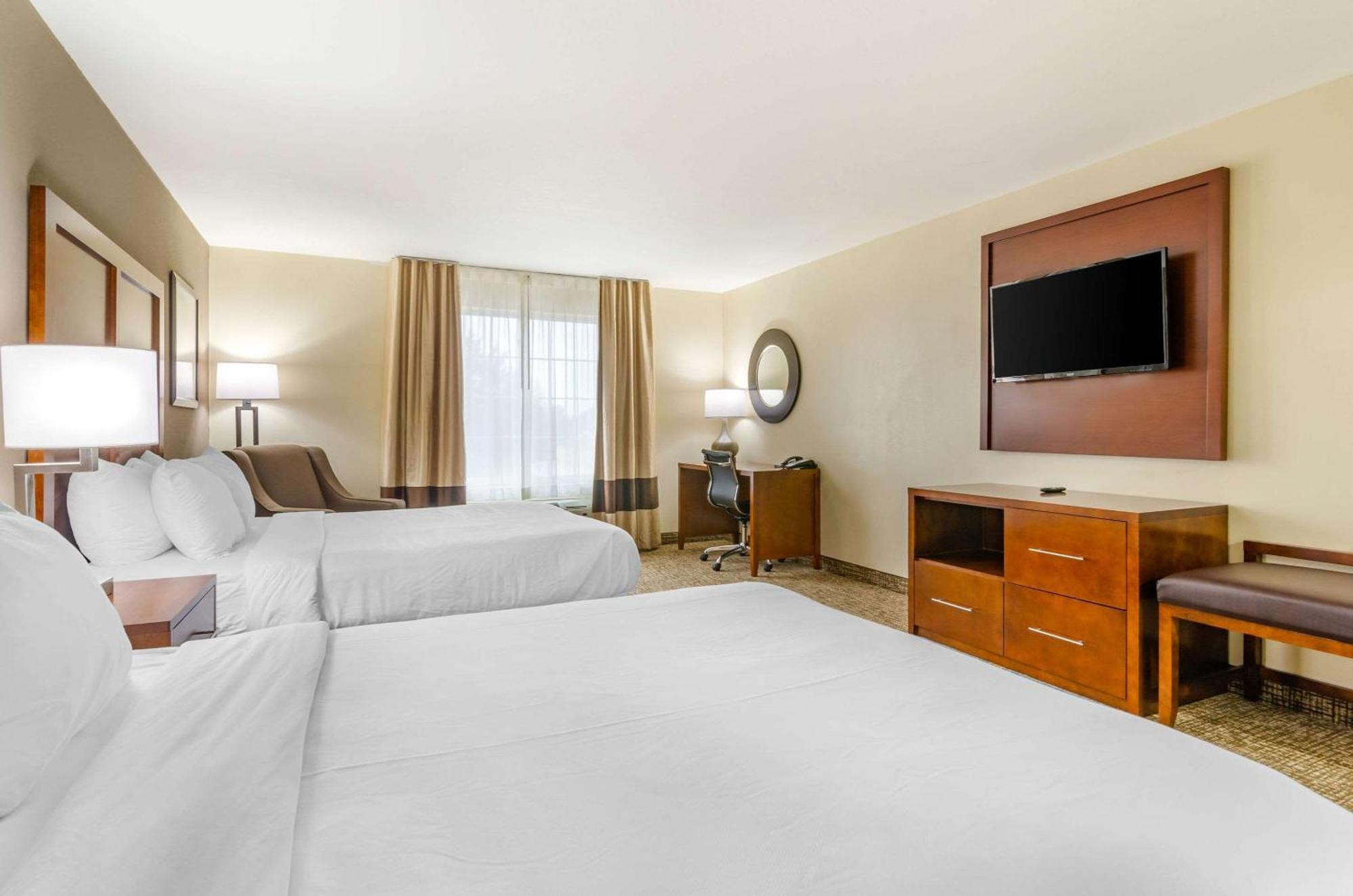 Comfort Inn & Suites Near Bethel College Newton Екстериор снимка