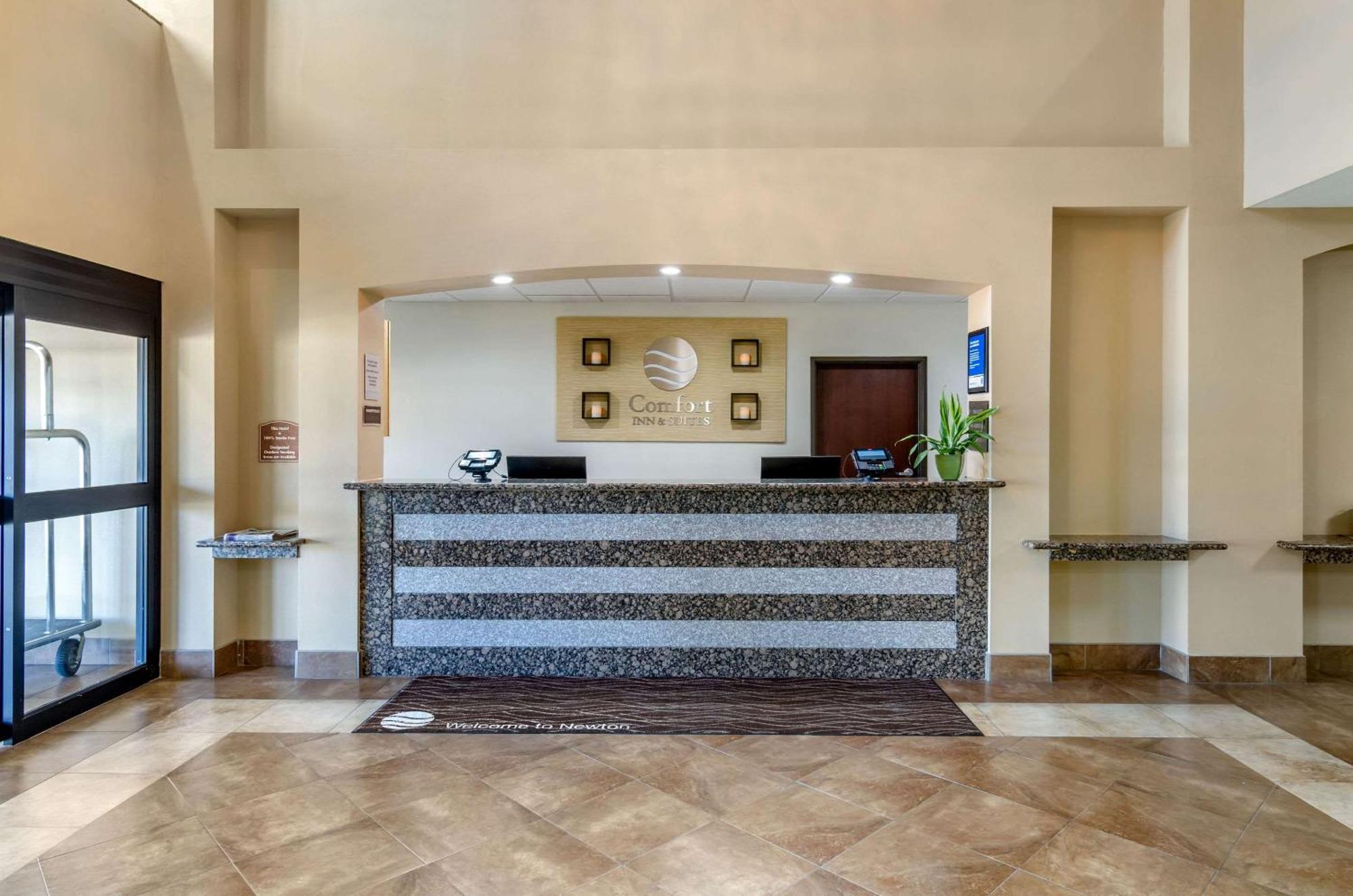 Comfort Inn & Suites Near Bethel College Newton Екстериор снимка