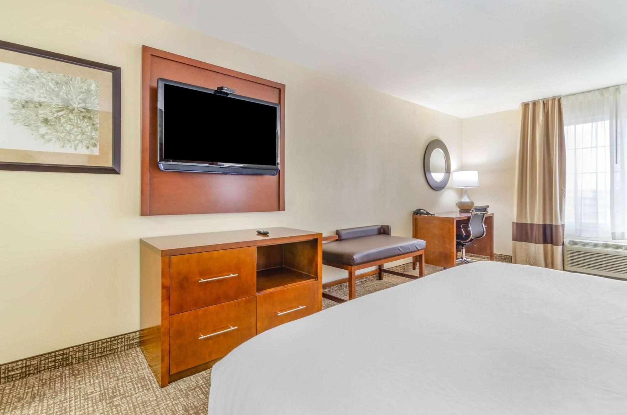 Comfort Inn & Suites Near Bethel College Newton Екстериор снимка