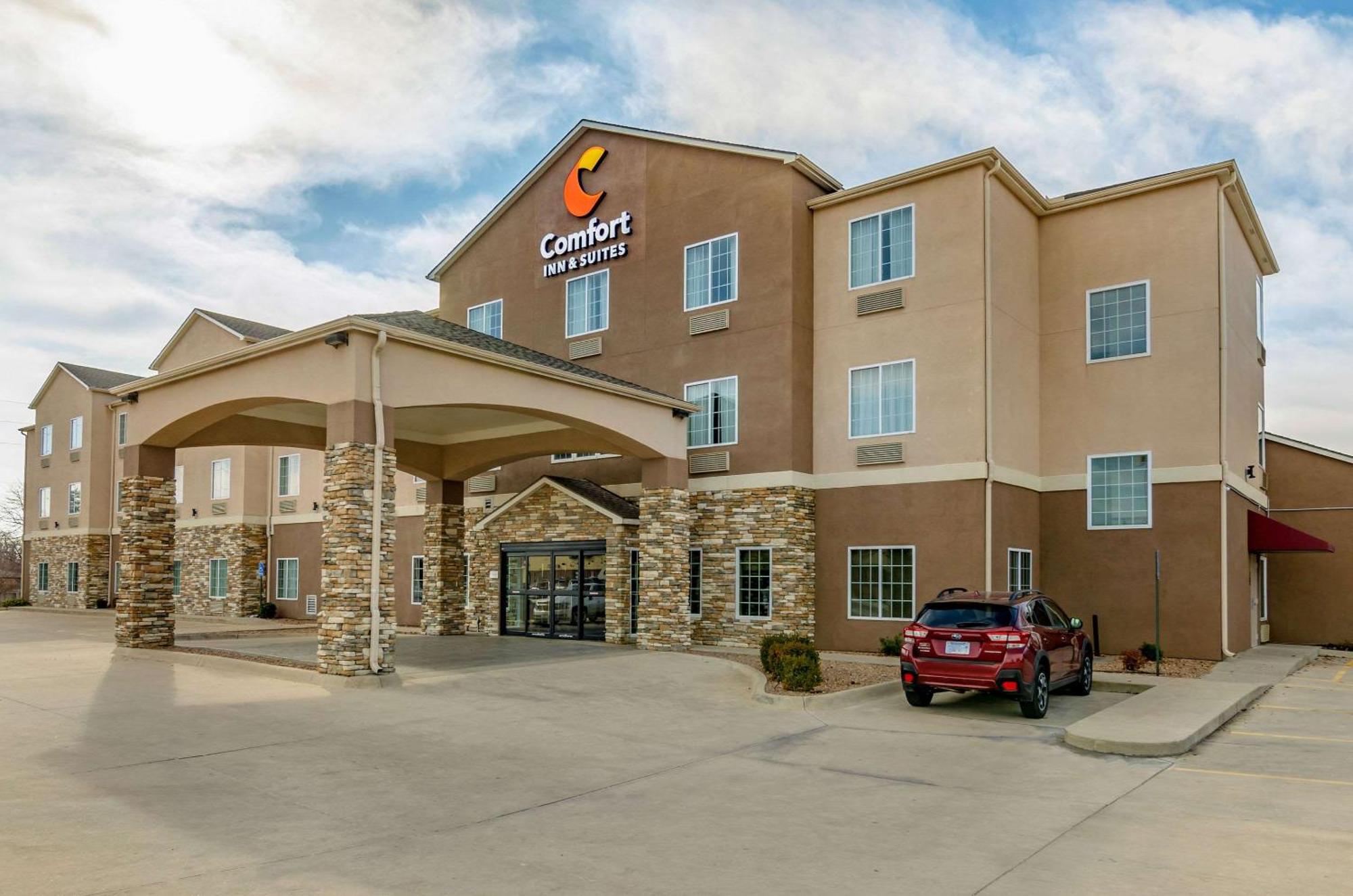 Comfort Inn & Suites Near Bethel College Newton Екстериор снимка
