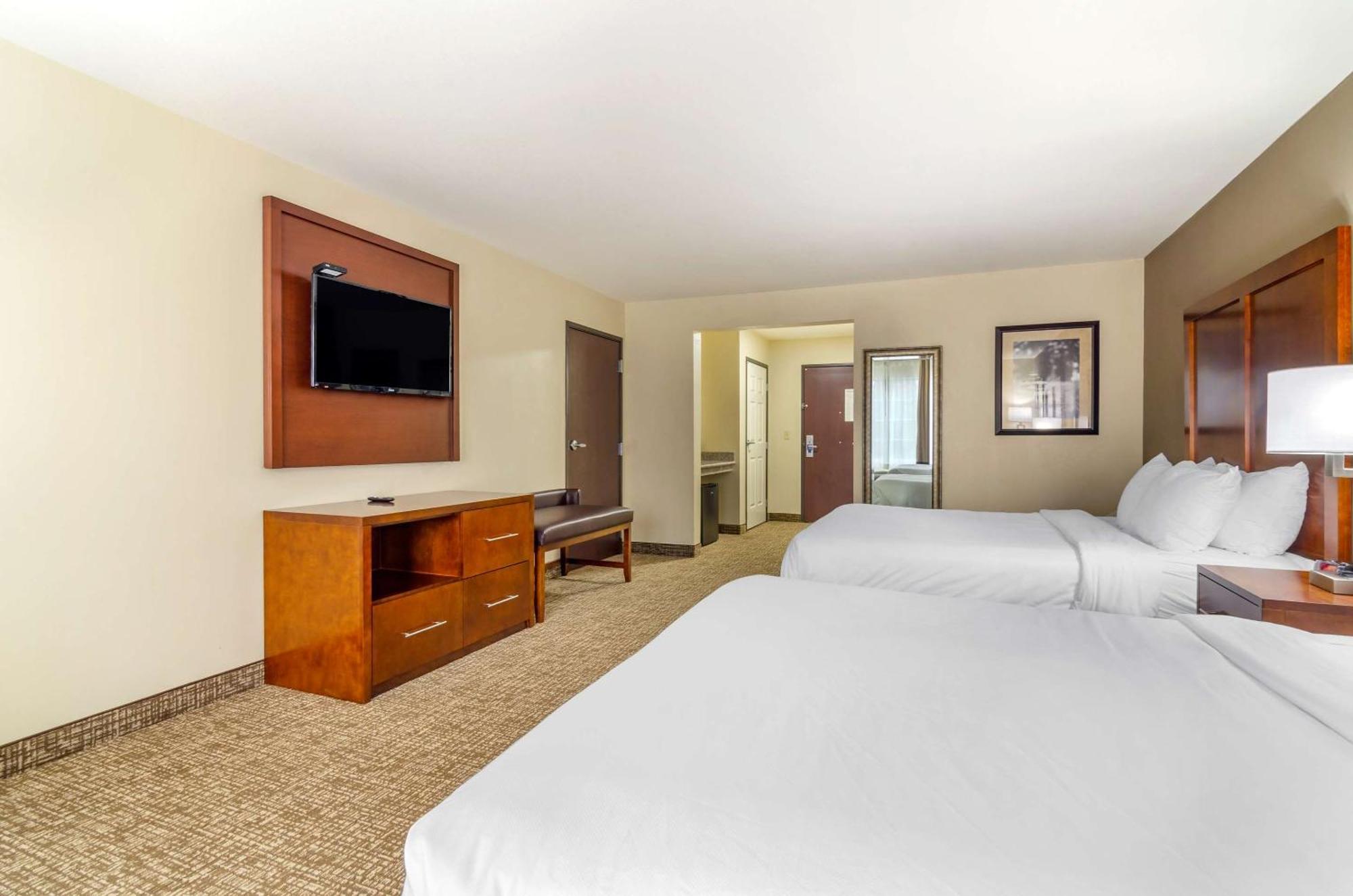 Comfort Inn & Suites Near Bethel College Newton Екстериор снимка