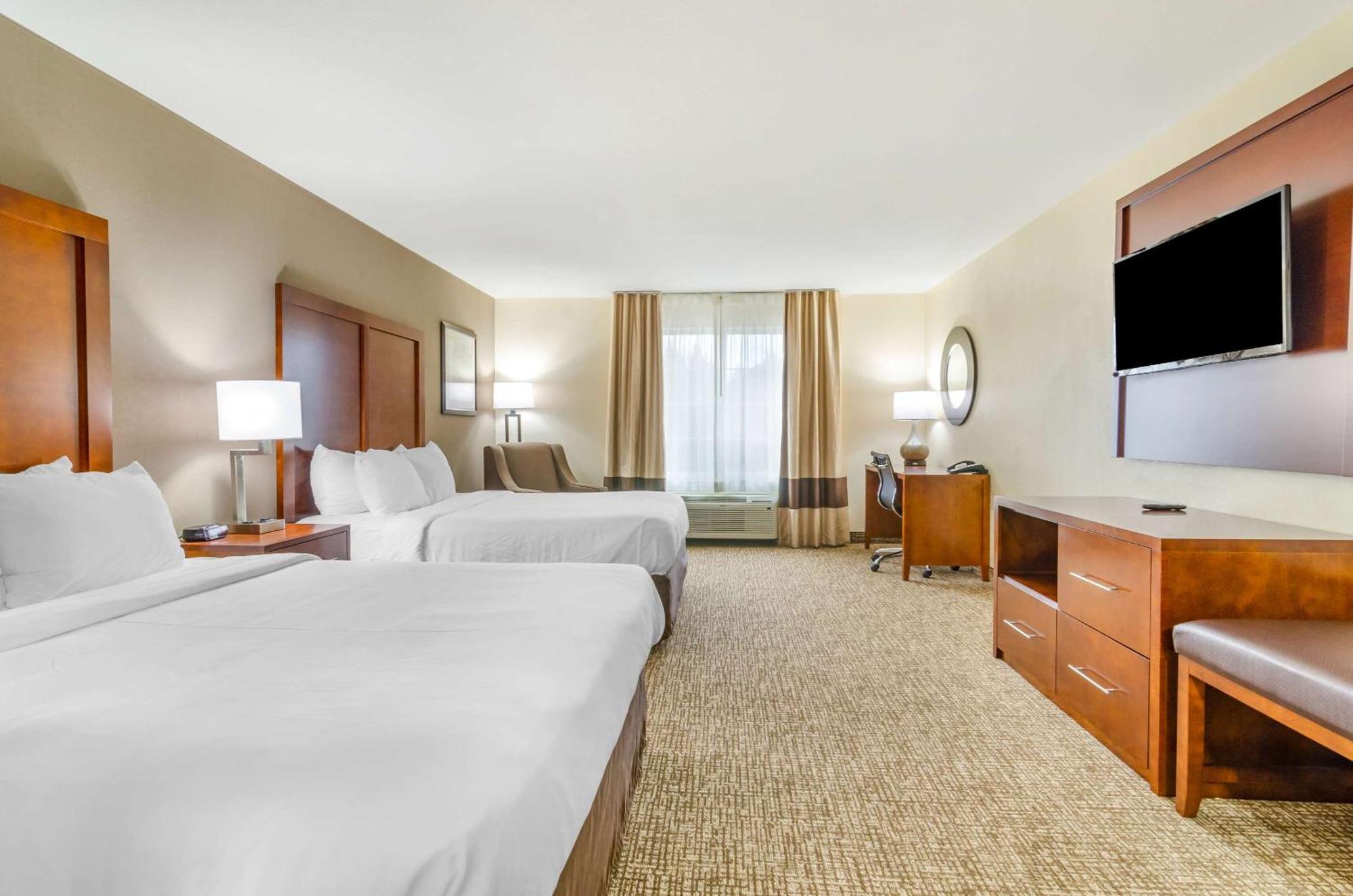 Comfort Inn & Suites Near Bethel College Newton Екстериор снимка